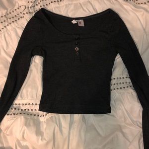 Slightly cropped fitted long sleeve tee